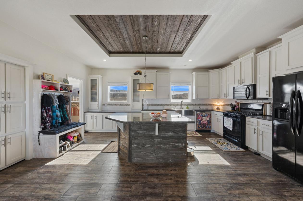 Turnkey equestrian estate w/3 homes and 360 views - photo 18