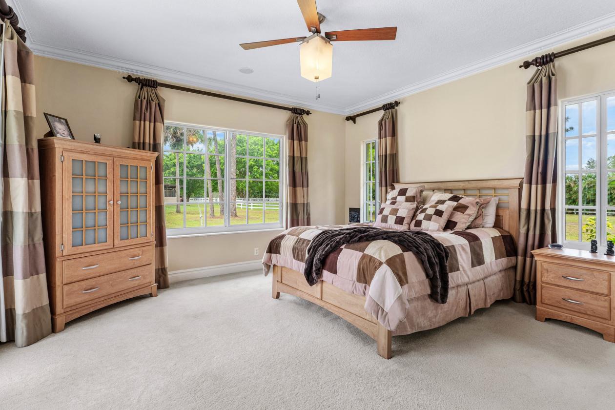 Spectacular 20-Stall Equestrian Estate on 6.34 Ac - photo 18