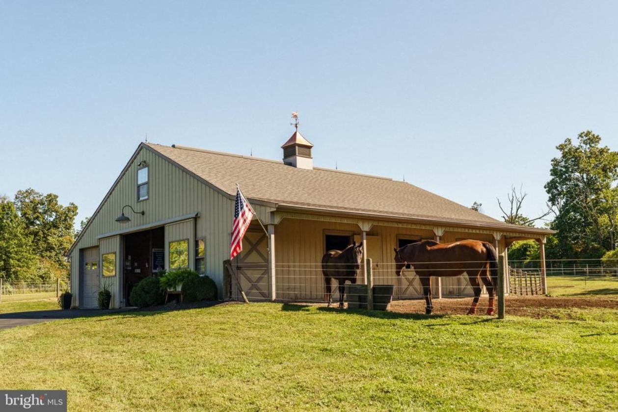 Luxury Equestrian Estate with 4-Stall Barn & Arena - photo 27