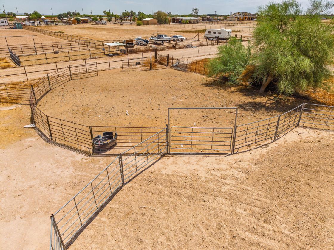 Affordable, clean, move in ready horse property! - photo 5
