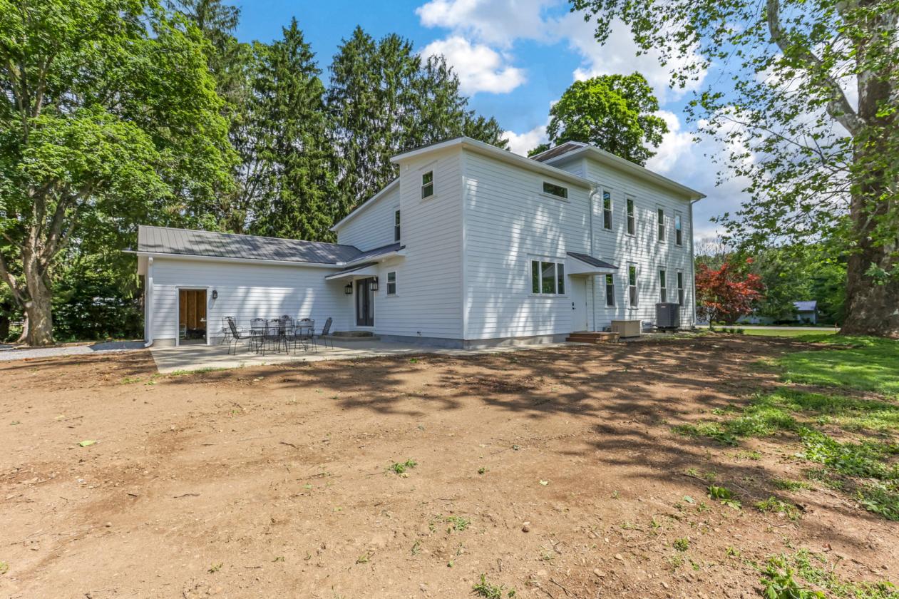 Restored 1885 Italianate Farmhouse on 7 Acres - photo 4