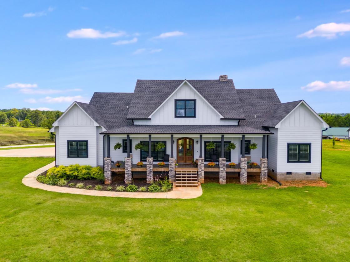 24+/- fenced acres - Custom Home - Barn with apt - photo 1