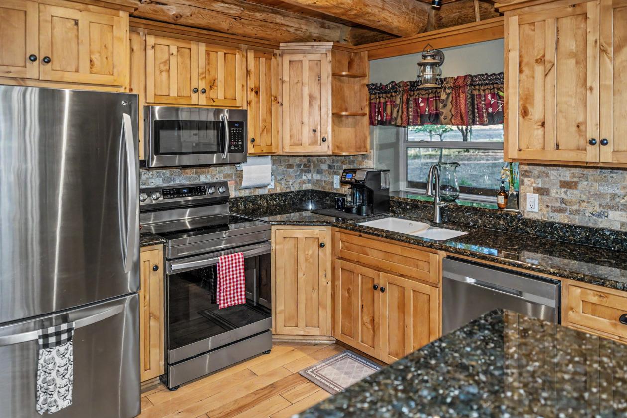 Stunning Log Home on 38.7 ac w/ barn & round pen - photo 13