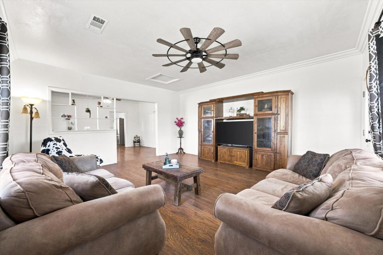 Luxury equestrian estate with a large riding arena - photo 7