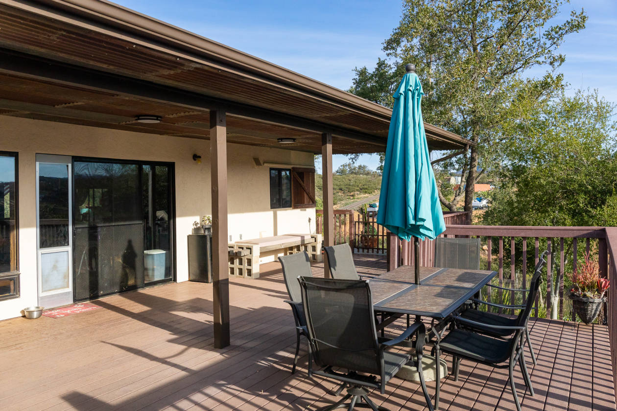 10 acres with two homes for your equestrian dreams! Ramona, San Diego