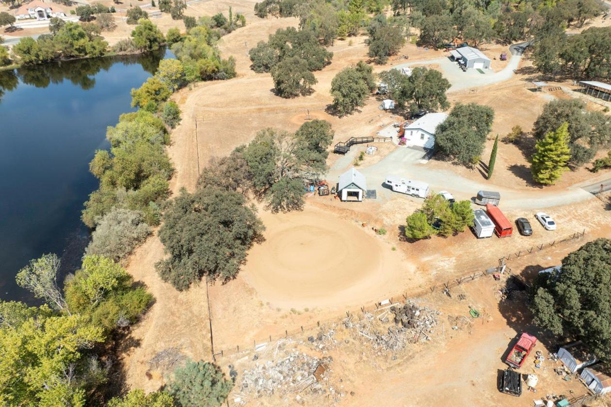 SPECTACTULAR LAKE FRONT HORSE PROPERTY RANCHETTE!! - photo 12