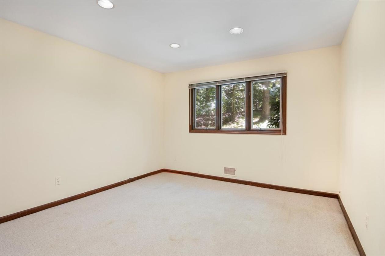 Estate home with small stable and pool - photo 25