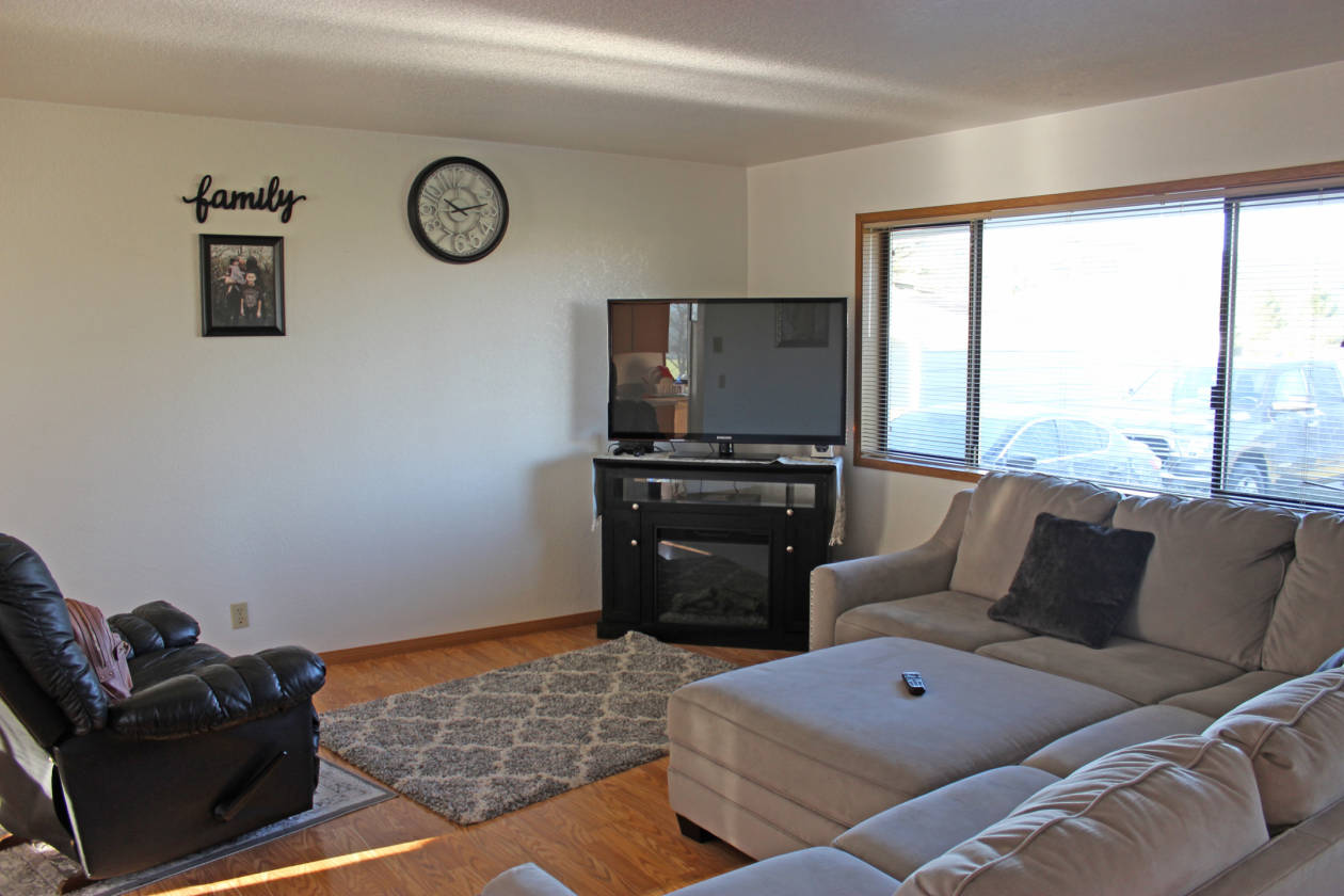 40 Acre Farm. Huge outbuildings, Picturesque Valley Near Elma, Wa