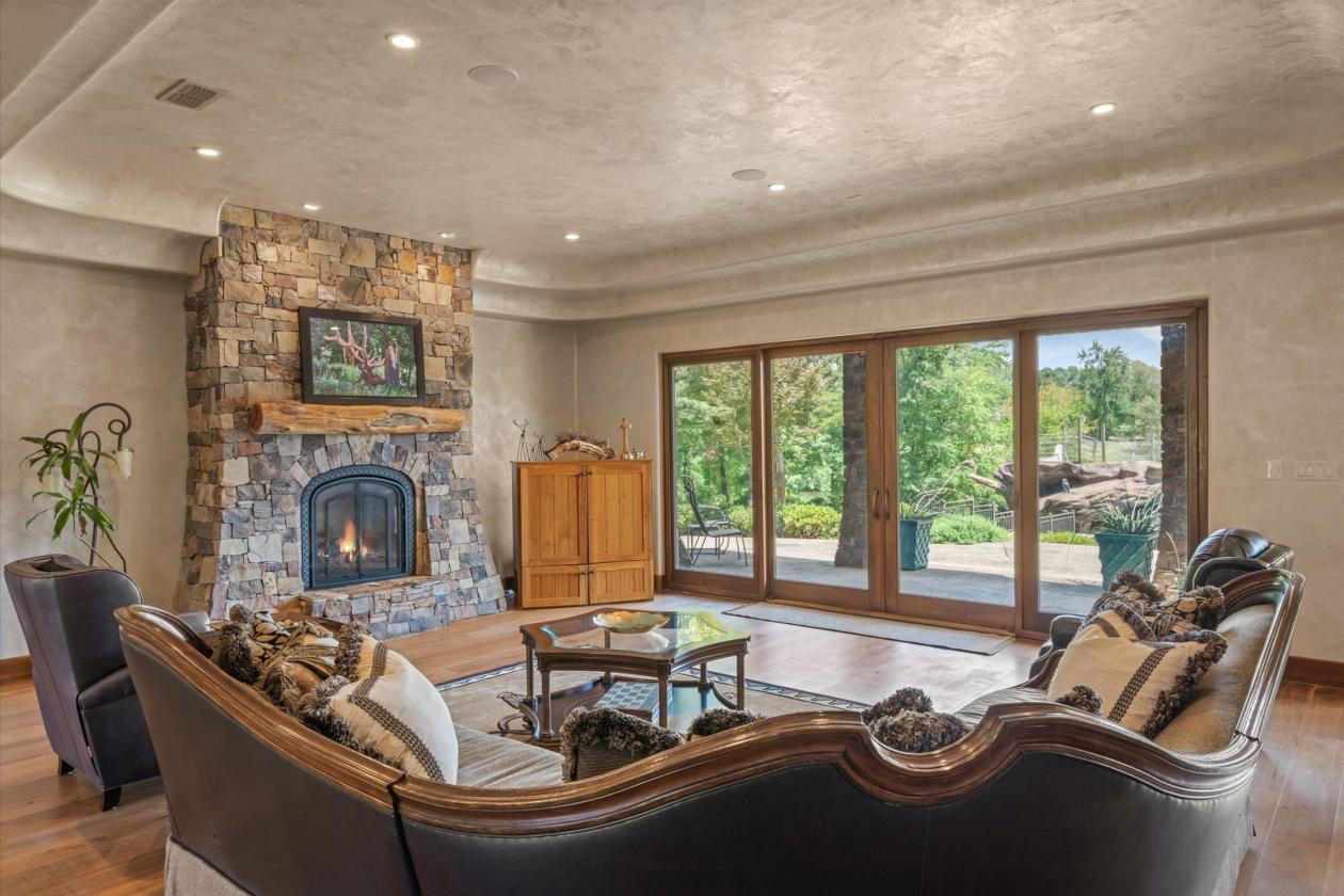 ONE OF THE FINEST ESTATE COMPOUNDS - photo 11