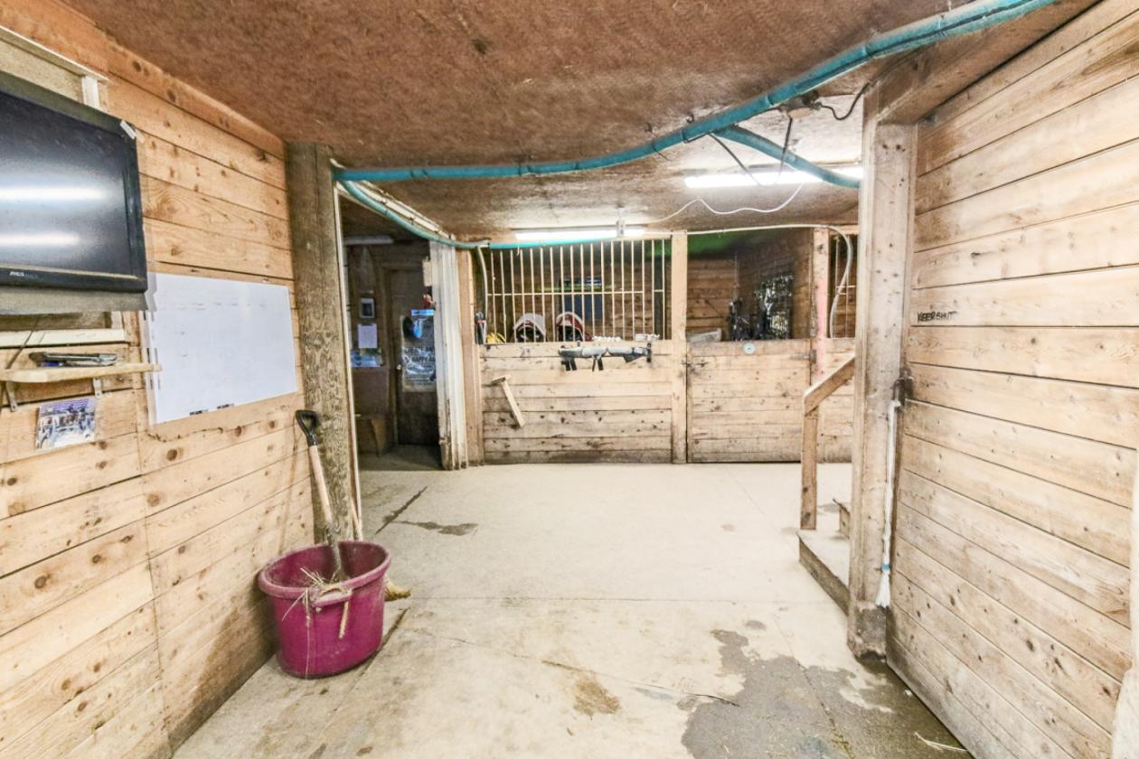 House, Loft, Arena & 17 Stall Barn - photo 6