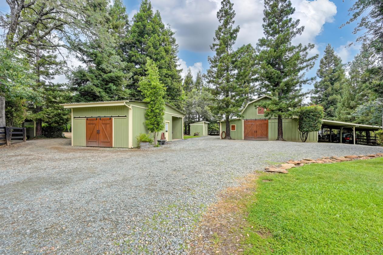 NEW PRICE! 3 bed, 2 bath, covered arena, 22 stalls - photo 22