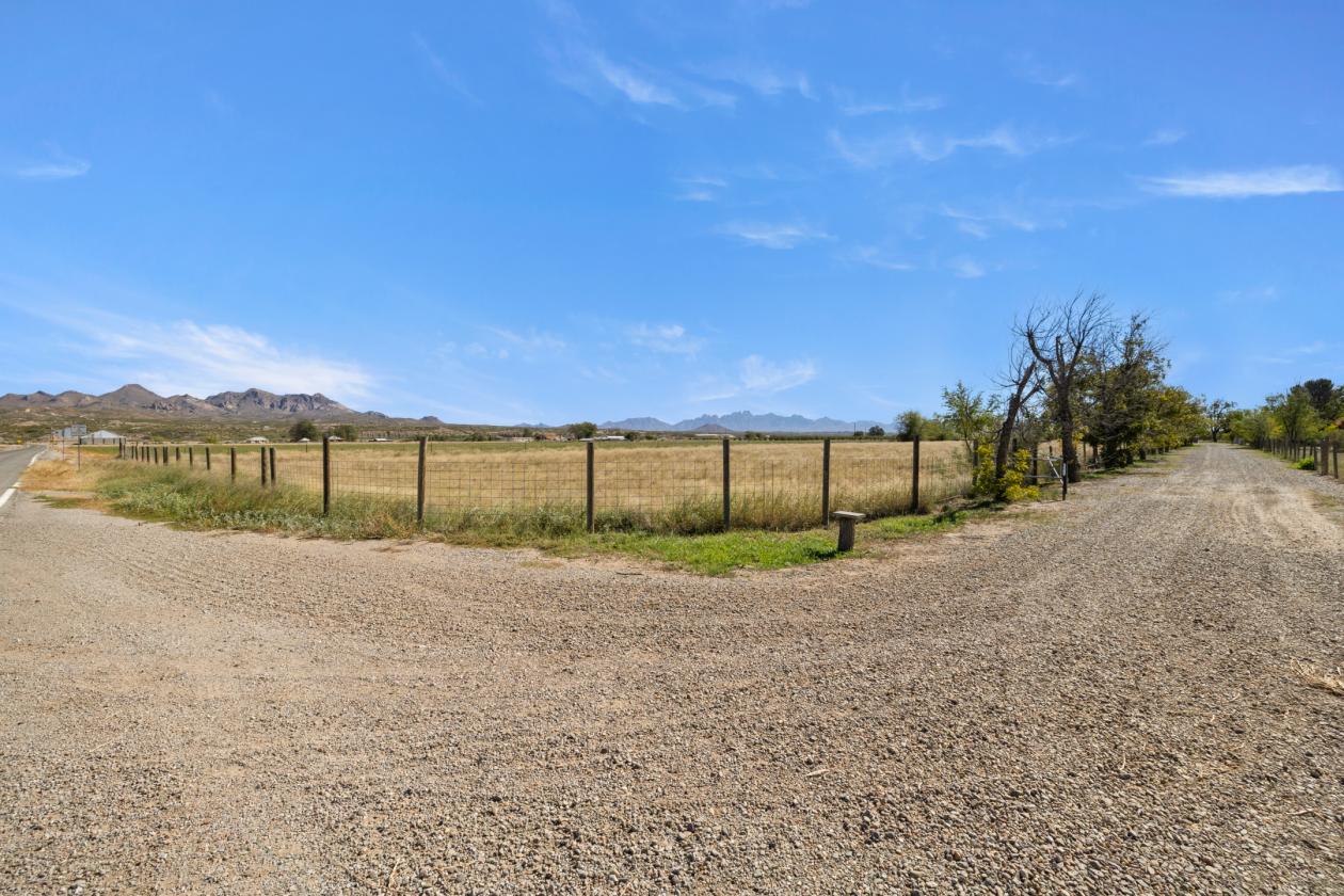 7 ACRE HORSE PROPERTY WITH THREE HOUSES - photo 6