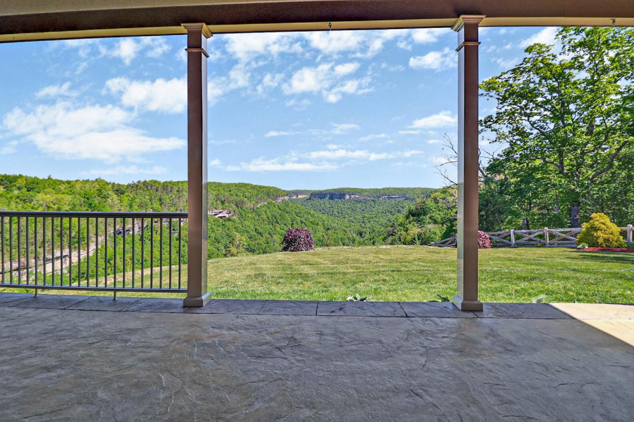Luxury living meets sweeping, unforgettable views - photo 9