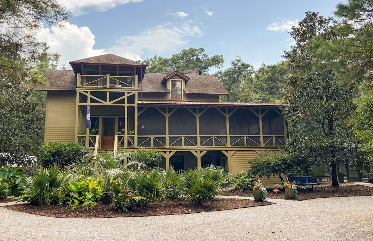 ONE-OF-A-KIND HOME IN EQUESTRIAN COMMUNITY - photo 1