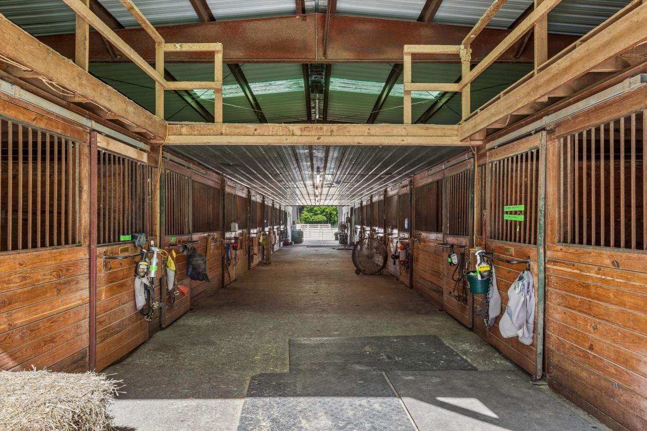 Cedar Valley Farms Indoor arena, 37 stalls, 40 acres - photo 12