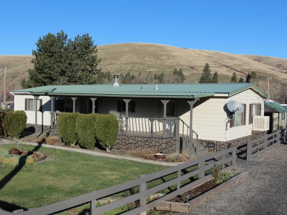 Beautiful riverfront horse property in the Blue Mountains of Eastern