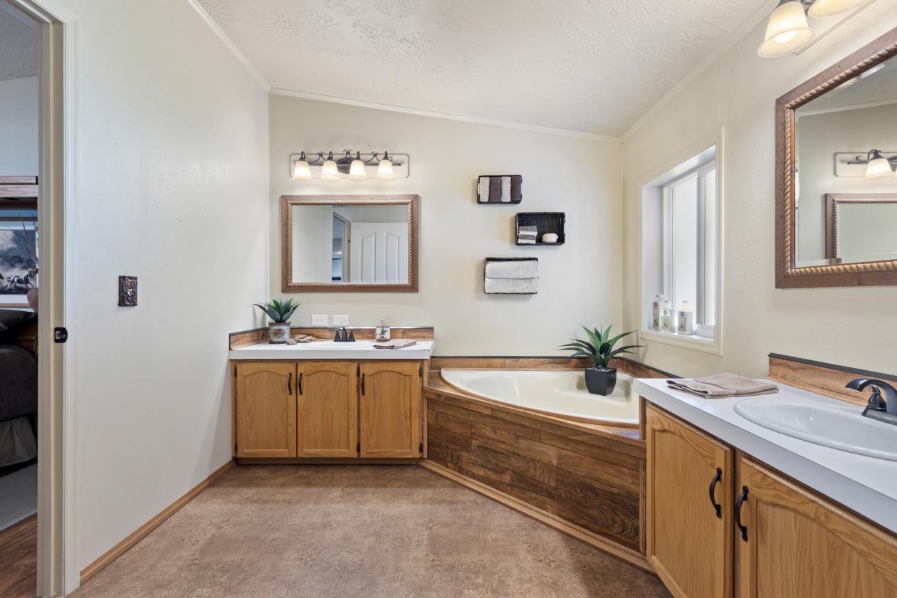 Experience True Country Living on This S. Oregon Estate - photo 15