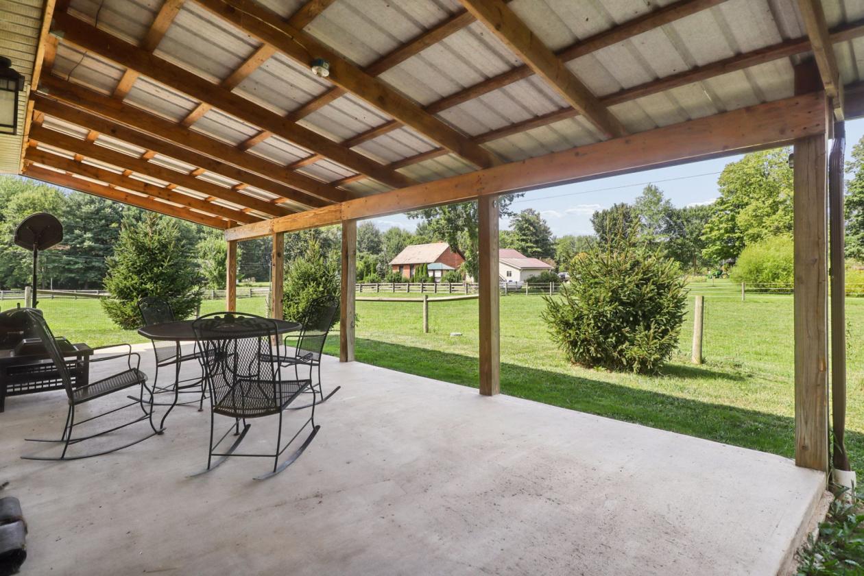 Distinctive Country Estate w 19 stall Horse Barn - photo 23