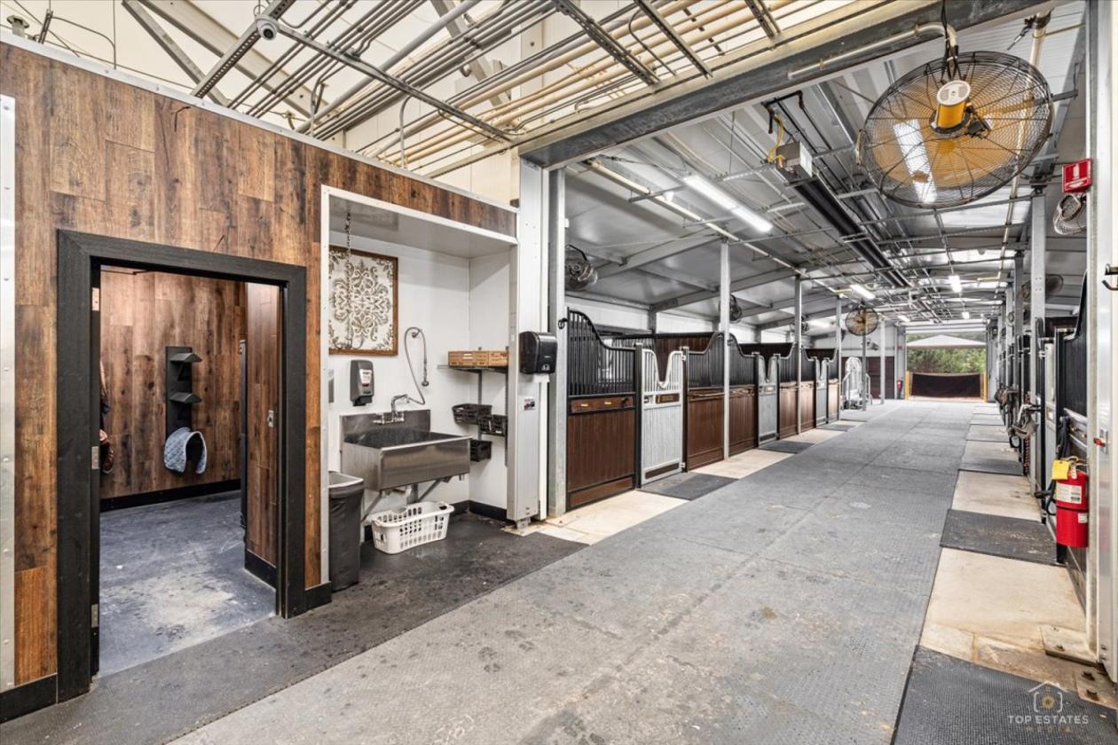 Truly exceptional world-class equestrian facility - photo 9