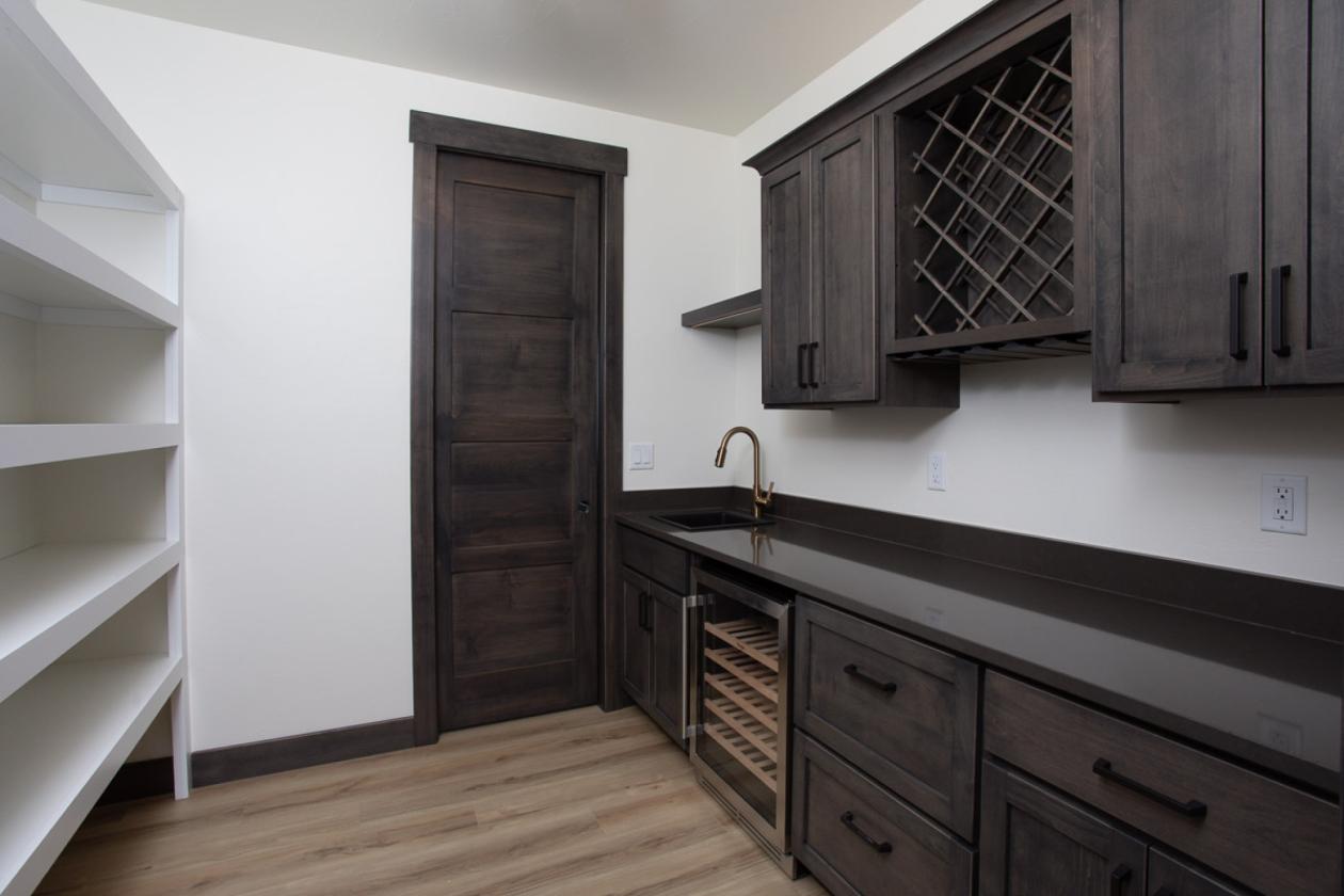 Stunning New Home w/ Mountain Views on 5.2 acres - photo 16