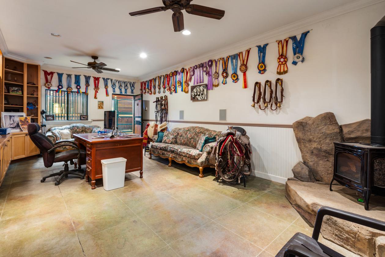 Luxury Equestrian Ranch w/16 stalls +covered arena - photo 5