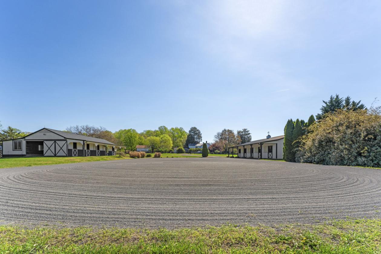 Equestrian Dream: Arenas, Homes & Charm - photo 1