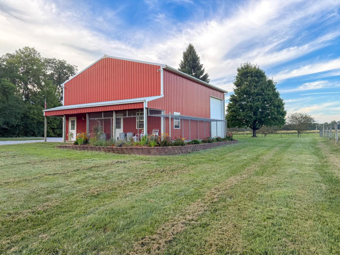 Beautiful Horse property nestled on 20 acres - photo 10