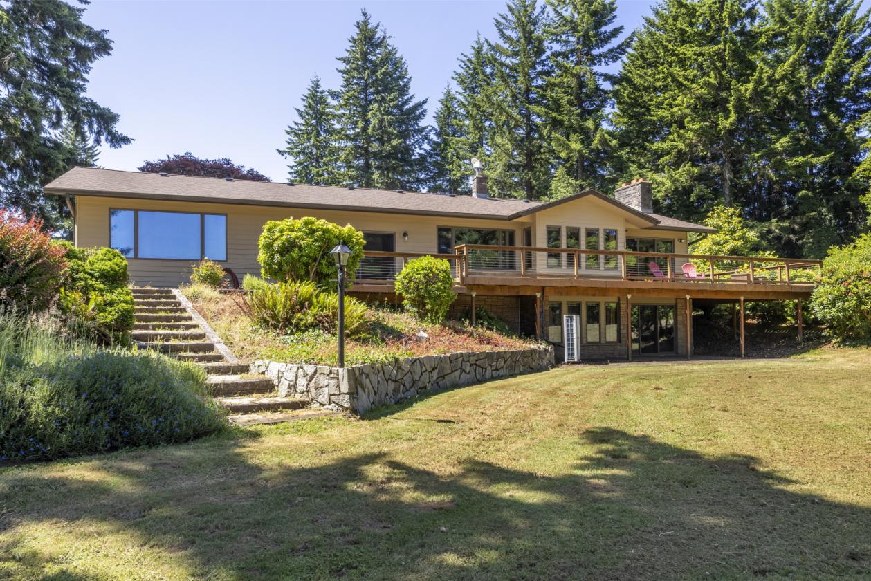 Unique Horse Property with a view of the Alsea Bay - photo 1