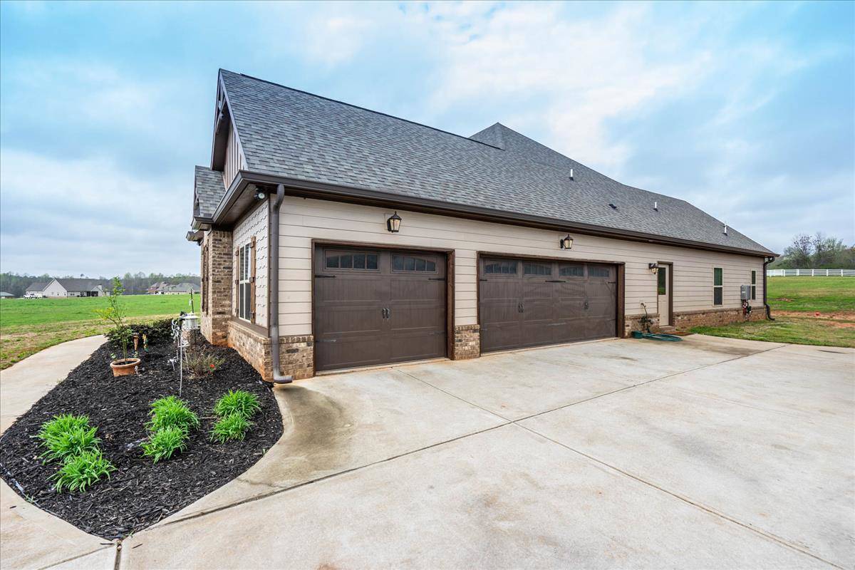 Luxury craftsman ranch located in a first class equestrian community