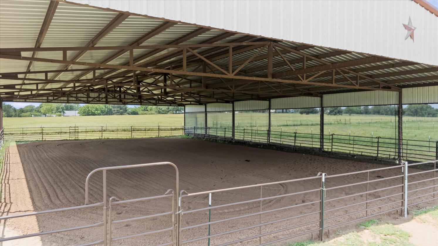 Luxury equestrian estate with a covered arena - photo 1