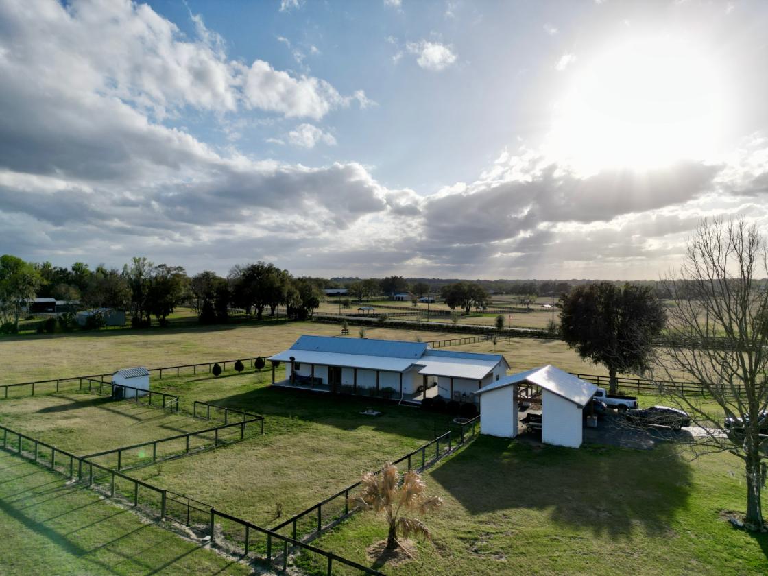 A picture-perfect equestrian estate - photo 4