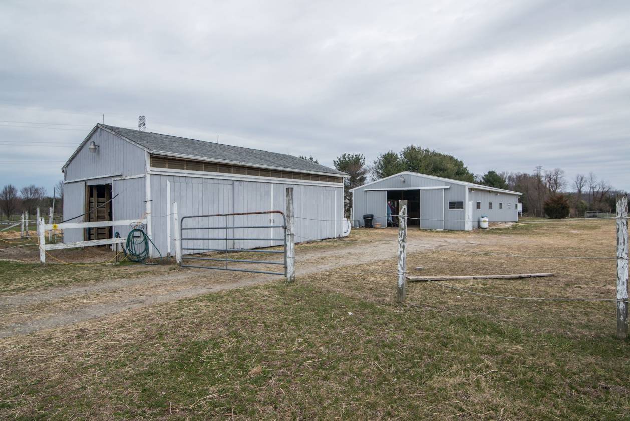 Custom Contemporary Ranch Home & Horse Farm on 8.45 Acres Medford