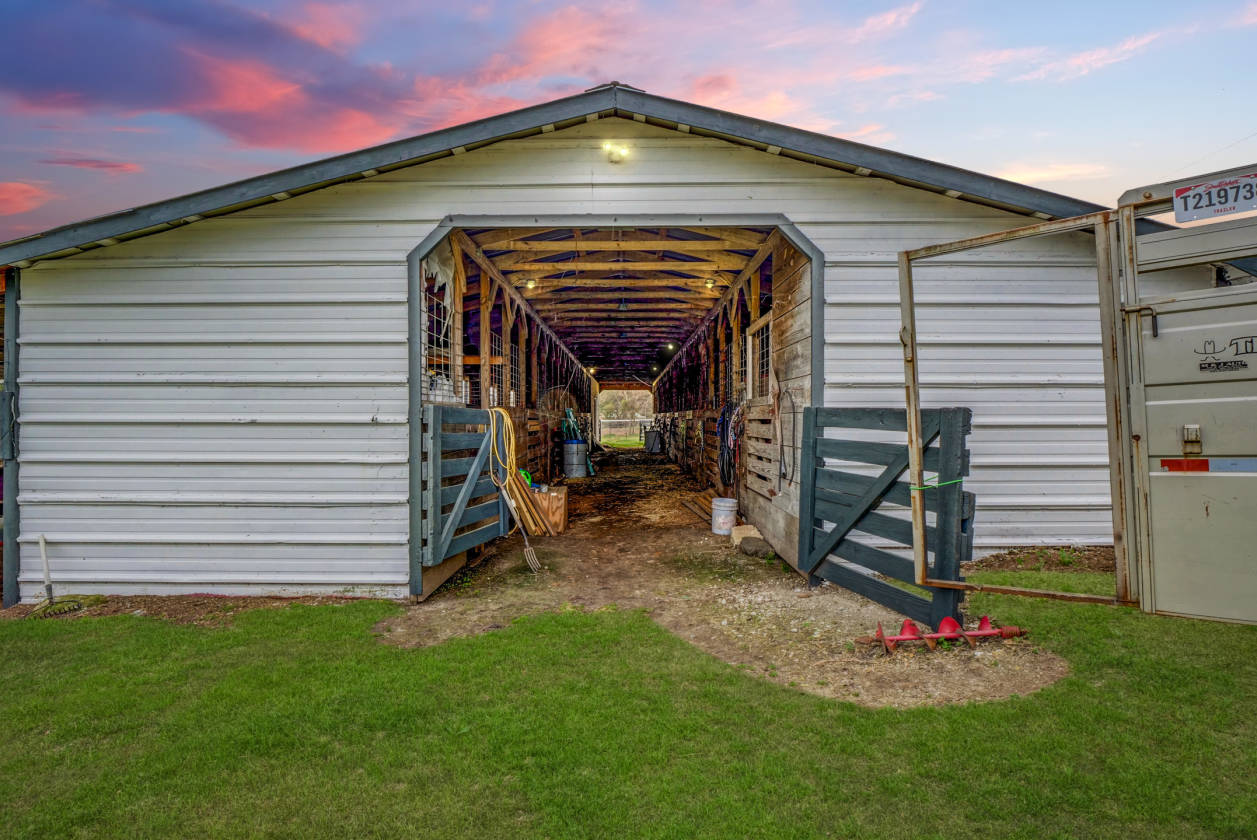 Over 25 ACRE Horse Farm in Eastern NC! Two 11Stall... Richlands