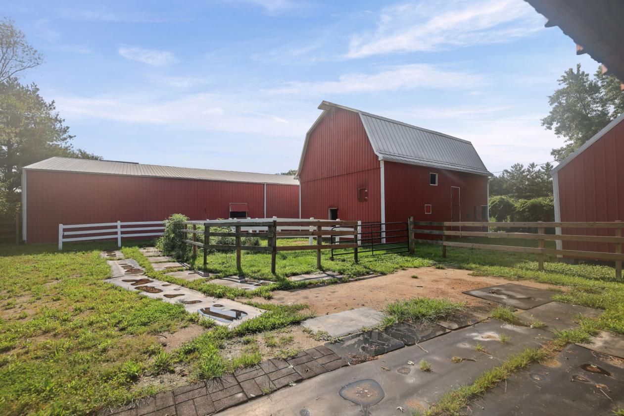 Historic Equestrian Retreat on 4.28 Acres - photo 9