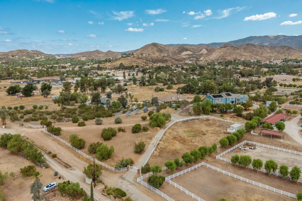 Expansive 5-Acre Estate - photo 29
