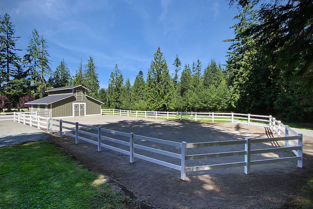 {SNOHOMISH EQUESTRIAN TIMELESS ESTATE} LUXURY WITH STUDIO APARTMENT