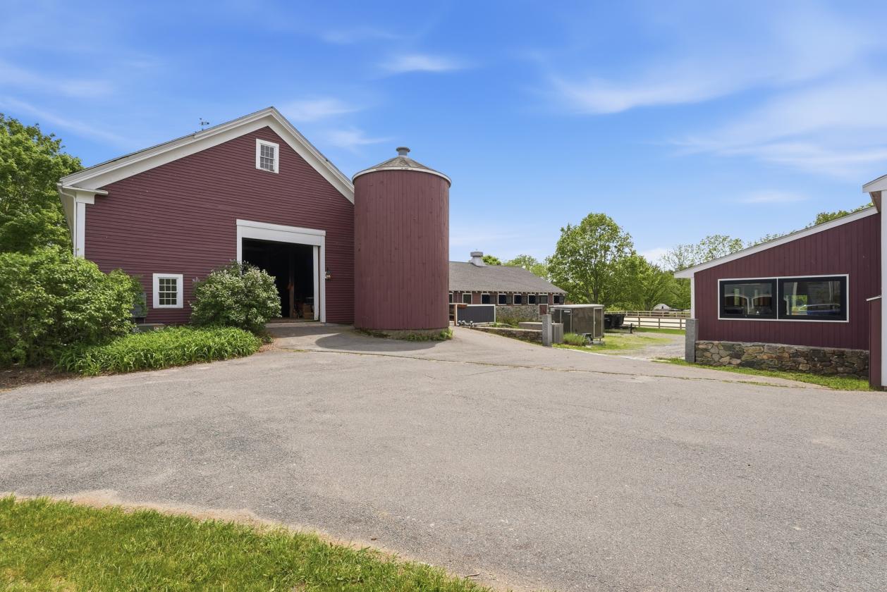 Turnkey Equestrian Estate with Indoor Arena - photo 16