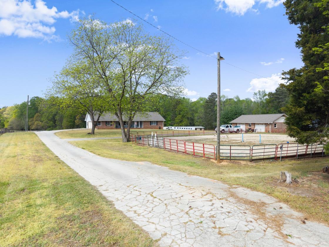 Beautiful Equestrian Estate on 19.8 Acres - photo 10