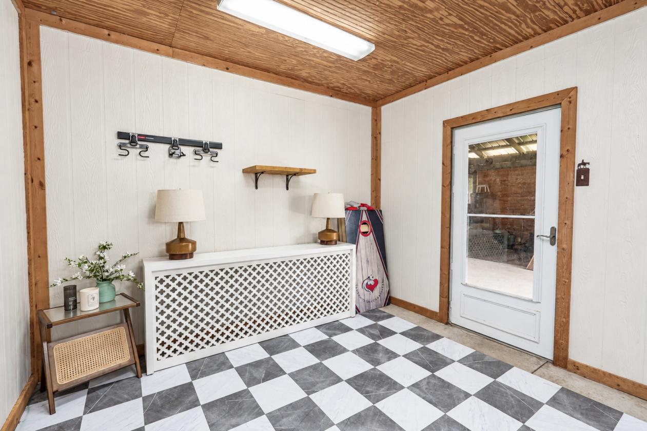 Restored 90s Chic Equestrian Estate - photo 8