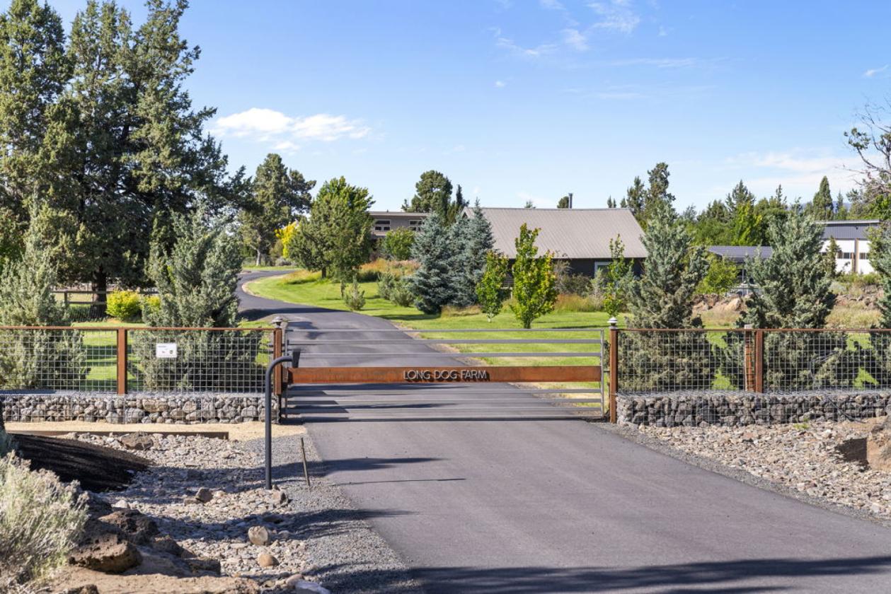 Contemporary NE Bend Horse Property - photo 1