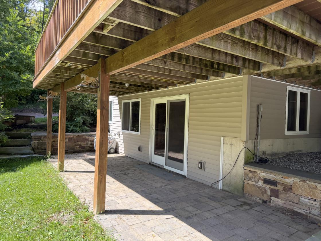 Country Retreat on 5 acres with stable - photo 12