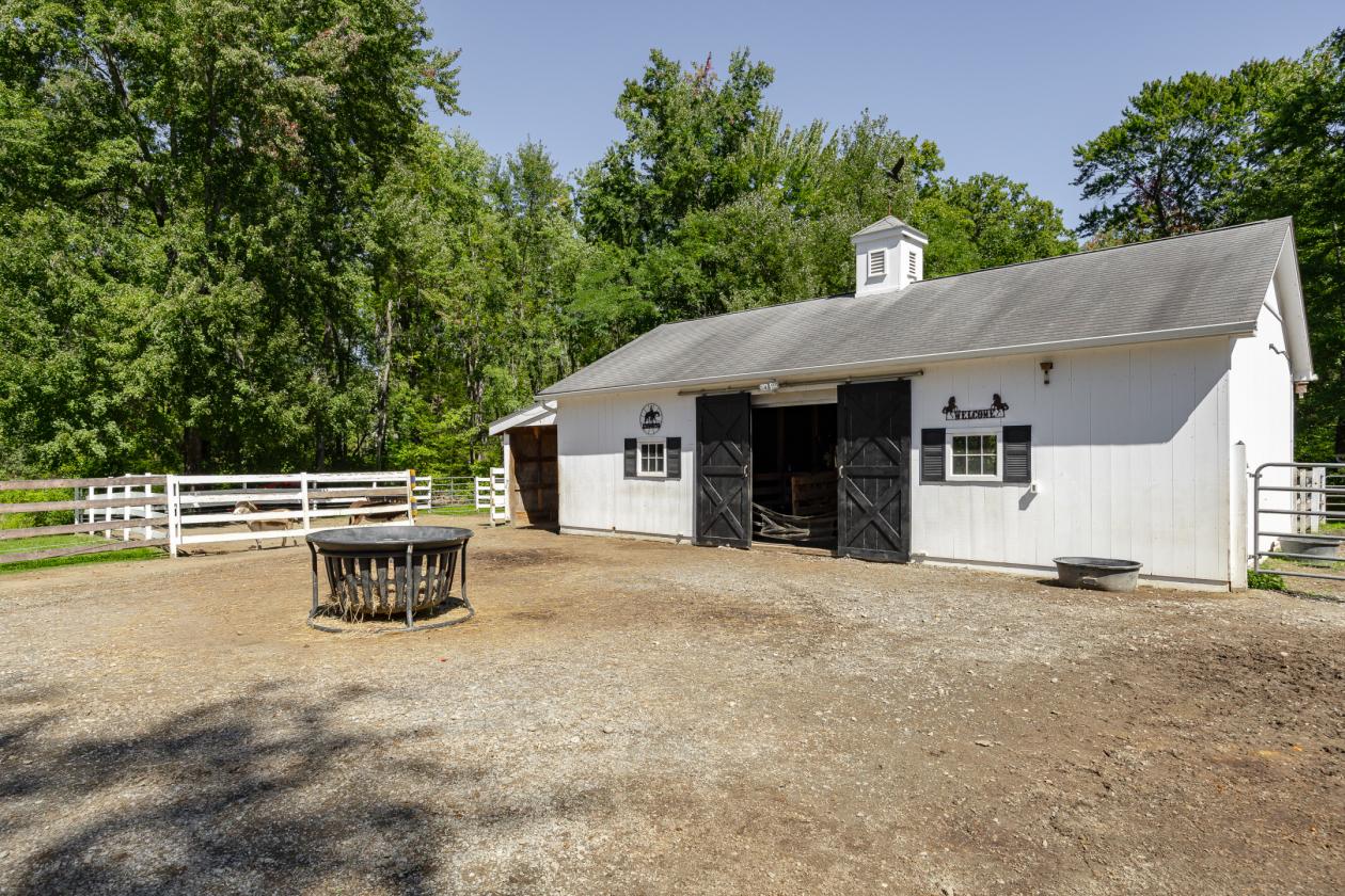 Impeccably kept horse property w/central location - photo 4