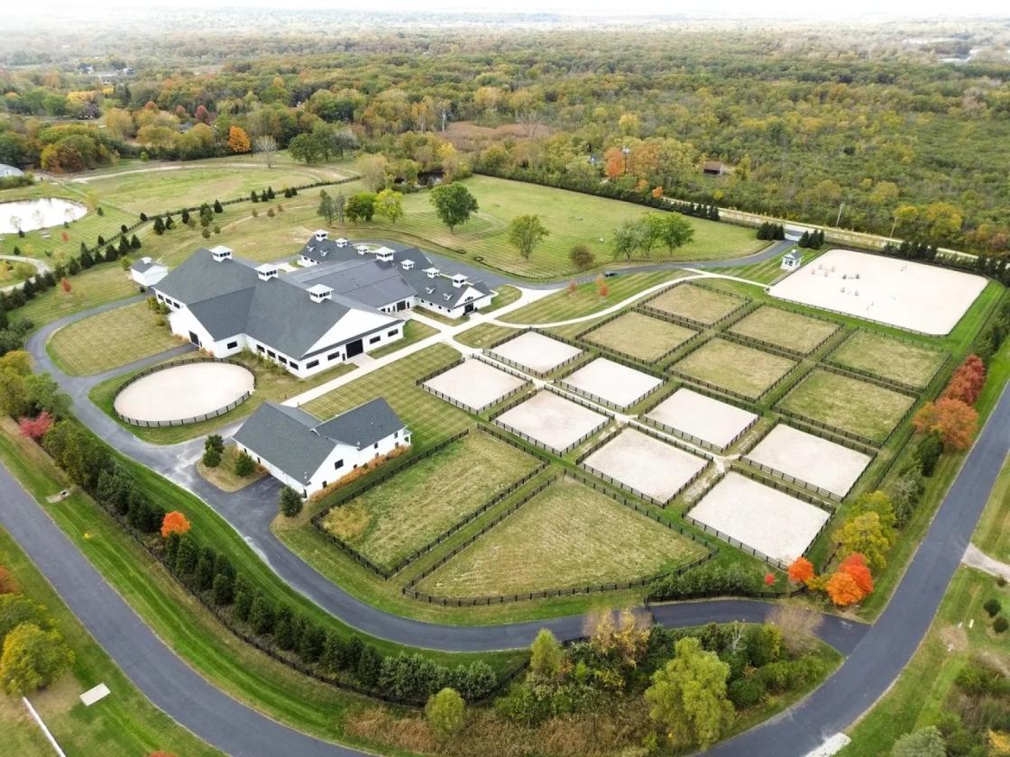 Luxury Equestrian Facility at Its Best - photo 2