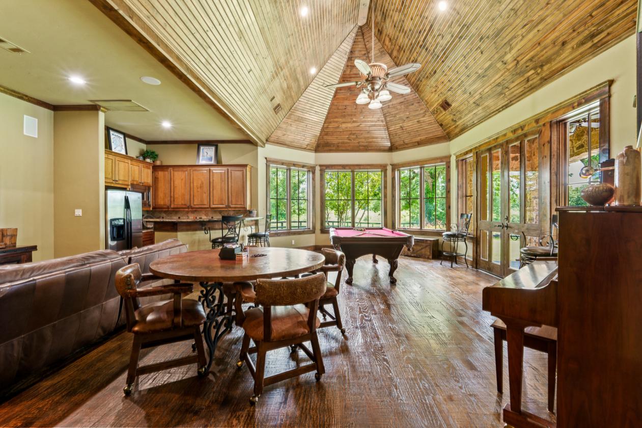Extraordinary Estate on 7.8 Acres, 6-Stall Barn, & Dressage Arena - photo 19