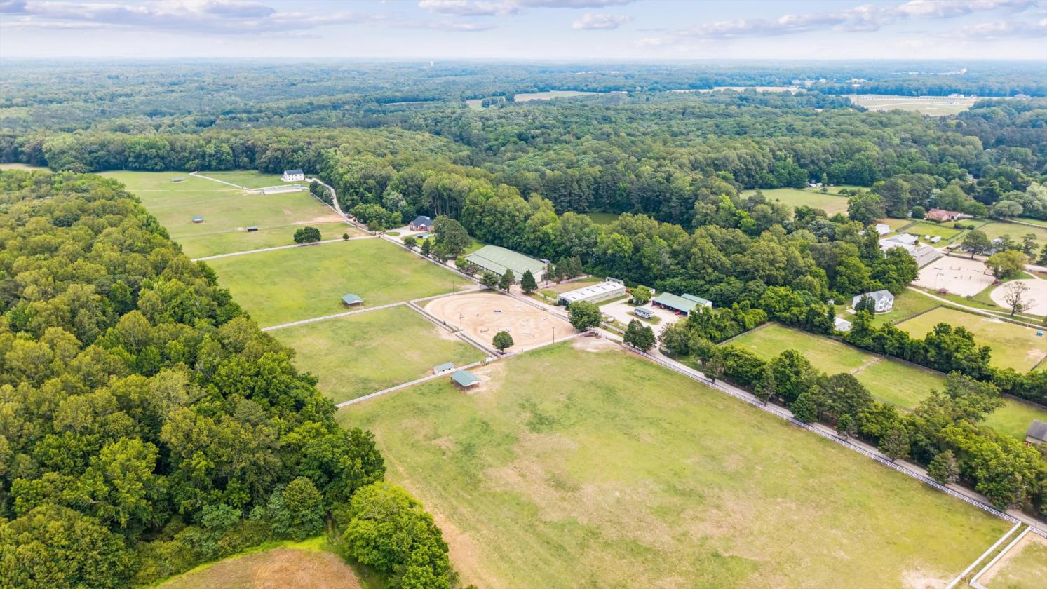 Cedar Valley Farms Indoor arena, 37 stalls, 40 acres - photo 4