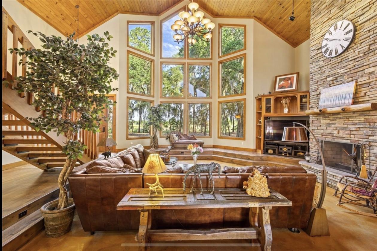 Gorgeous Island lot Estate - 5 stalls, 5 garages - photo 11