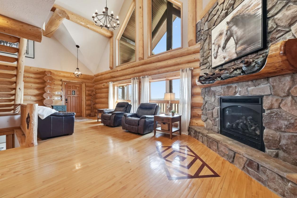 Luxury Log Home, Equestrian Lifestyle, 18 Acres - photo 11