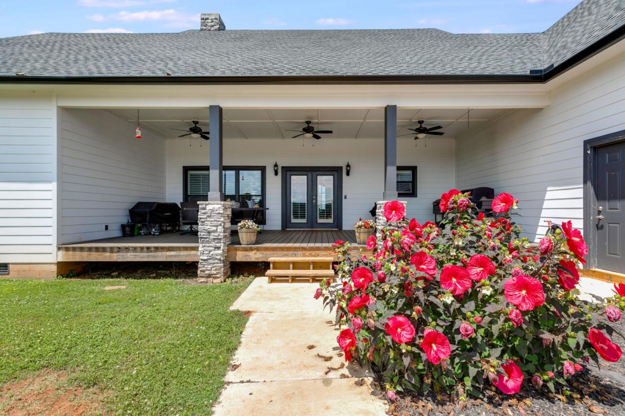 24+/- fenced acres - Custom Home - Barn with apt - photo 23