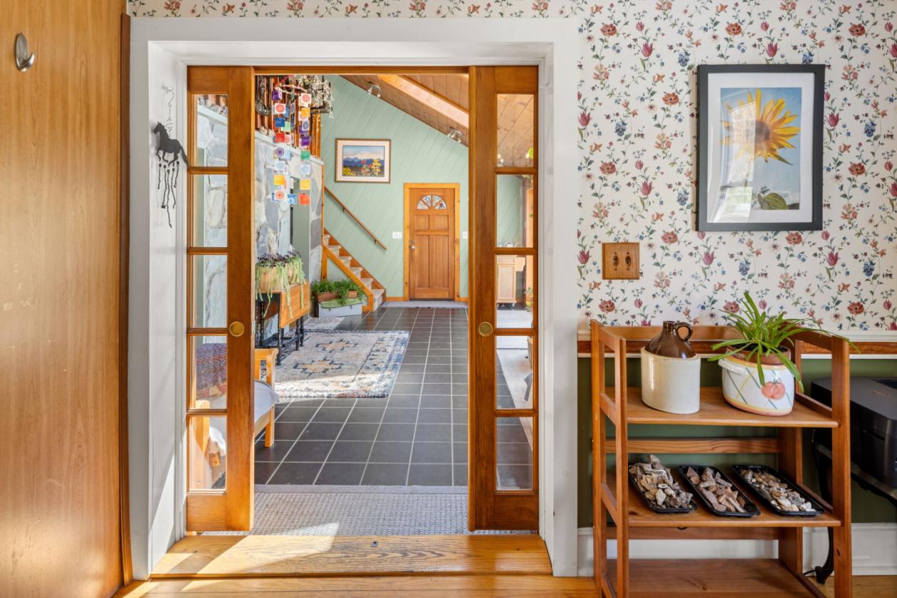 Charming 1914 farmhouse on a private horse farm - photo 7