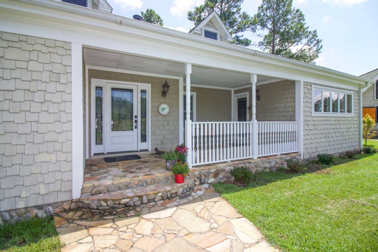 Luxurious equestrian estate with spacious guest cottage and miles of